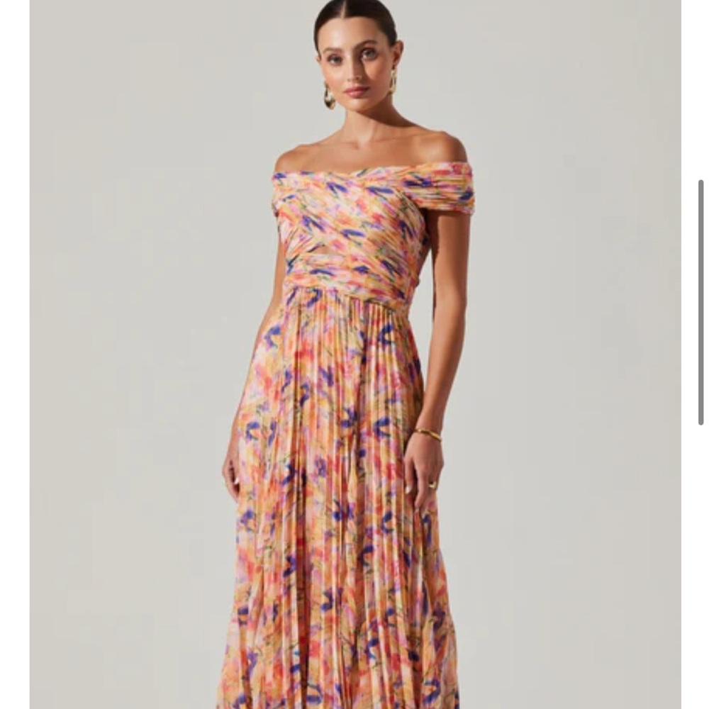 Leonara Pleated Midi dress
Peach multi / M